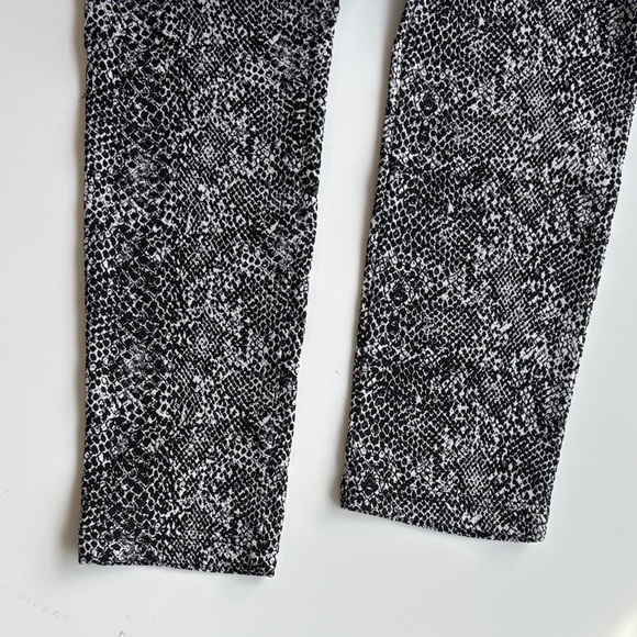 Calvin Klein Black and White Stretch Snakeskin Animal Print Pants size Medium - Picture 8 of 8